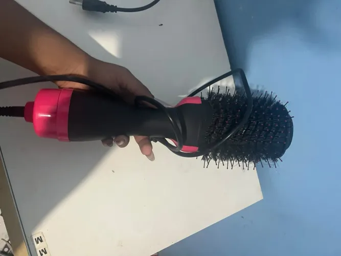 Prancha de cabelo e escova secadora