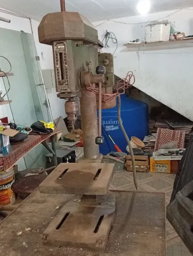 Furadeira de coluna com bancada e parte elétrica completa.