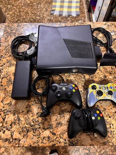 Xbox 360 slim, nunca aberto MUITO NOVO com kinect