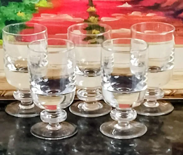 Cinco taças para Licor .9 cm a. 60 ml. Estão perfeitas