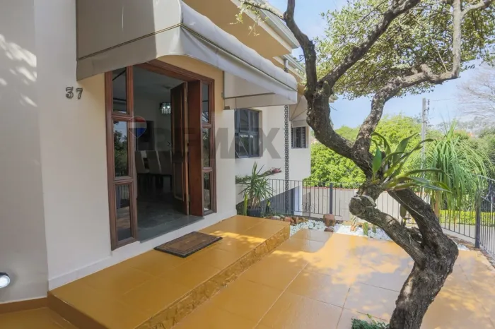 CASA À VENDA COM PISCINA E ÁREA GOURMET- PORTEIRA FECHADA EM TIETÊ