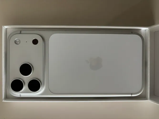 iPhone 17 pro max prata novo