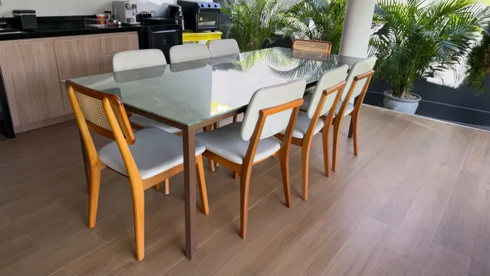Conjunto de 8 cadeiras de madeira com estofado e palhinha