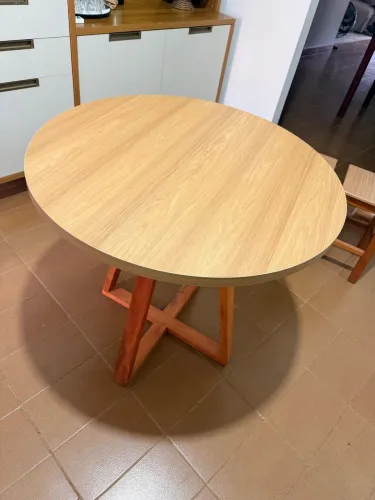 Mesa em Mdf com pés de madeira maciça nova