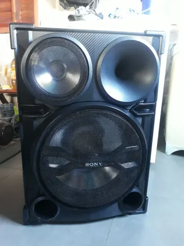 Uma caixa do som Sony SFT SH2000. 