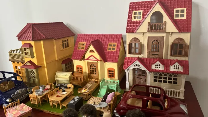 Mega Lote Sylvanian Families com 4 Casas, Carros e Móveis