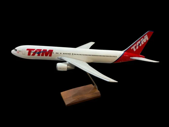 Maquete em resina Boeing 767-300 TAM , pintura clássica , 55cm 
