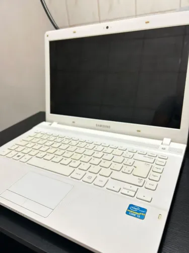 Notebook Samsung NP270E4E, i3 3ª geração, 4GB RAM, HD 500GB, 14?