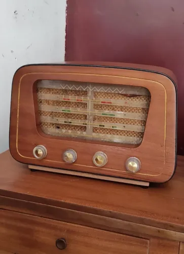 Rádio de mesa Semp em madeira natural