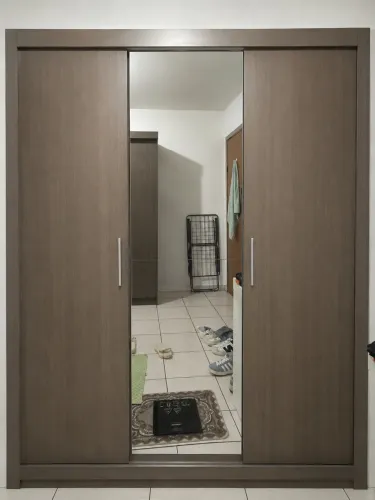 Guarda Roupas (3 anos de uso)