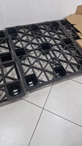 PALETES PLÁSTICOS 1,00m x 1,20m - LOTE COM 32 UNIDADES