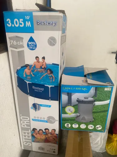 Vende-se essa piscina , só foi usada duas vezes