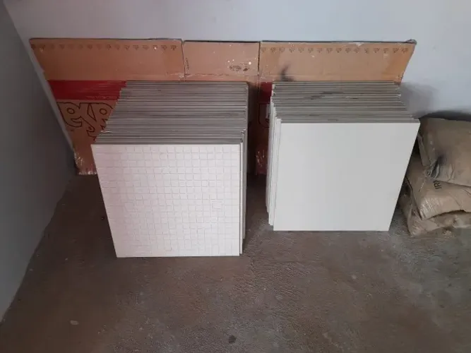 73 peças de Porcelanato polido Athenas retangular 50x50