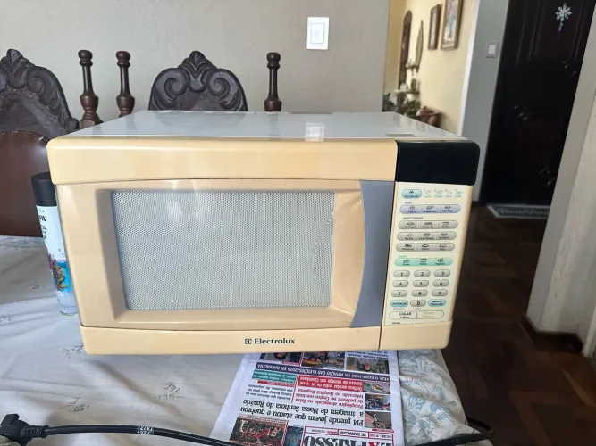 Vendo Forno Microondas Eletrolux , 28 L em perfeito funcionamento 