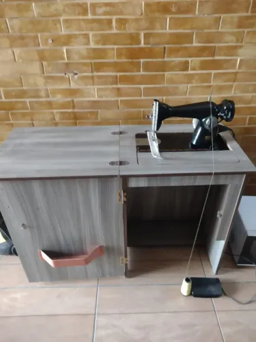 Máquina de costura Elgin.