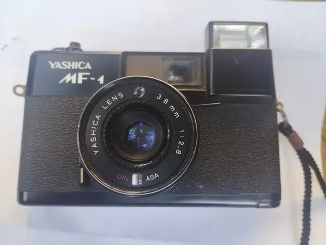 Máquina fotográfica Yashica