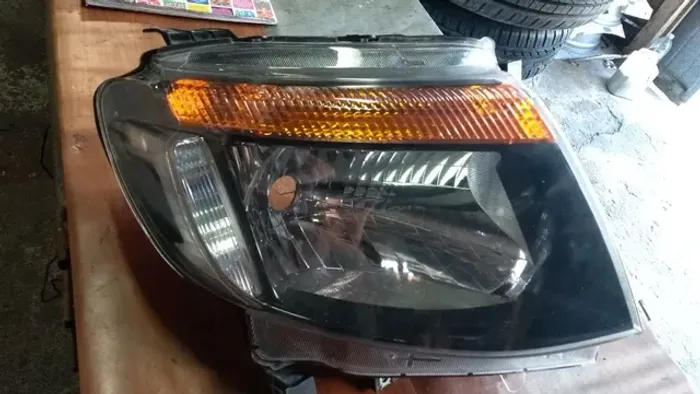Farol Ford Ranger, 2016/2019, lado direito.