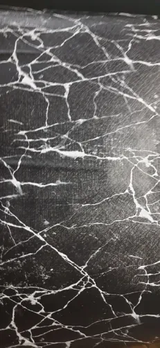 Papel de parede tipo preto e detalhes brancos