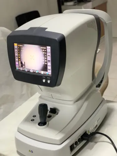 Auto refrator semi novo