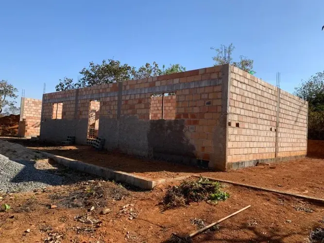 Área de 1020m², casa em construção no ponto de laje, próximo a comércios, linha de ônibus 