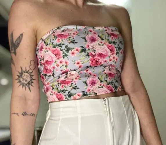 Top cropped Rosa com flores/ florido p/m