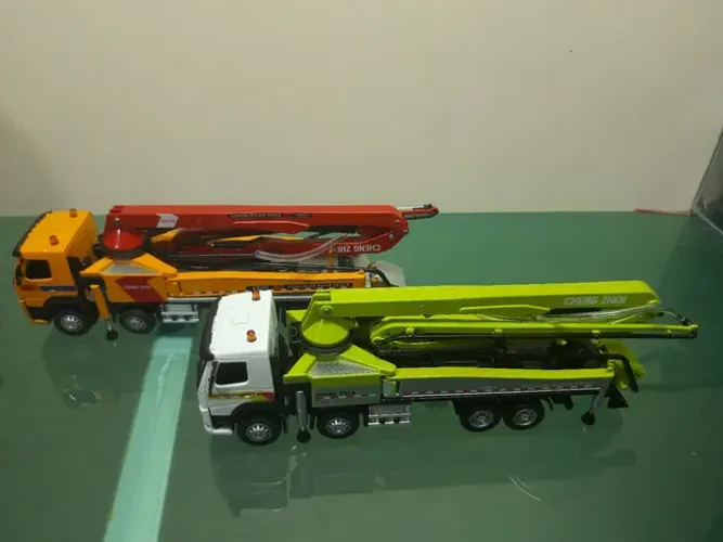 1 Miniatura Caminhão Volvo FM Bomba de Concreto 1/50