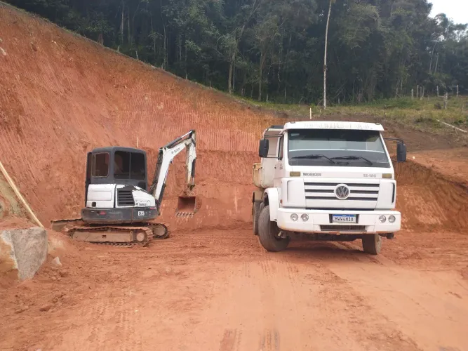 Aluguel de máquinas e caminhões 
