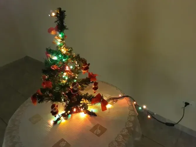 Mini Árvore de Natal Pinheiro com pisca-pisca - já pronta - 220v