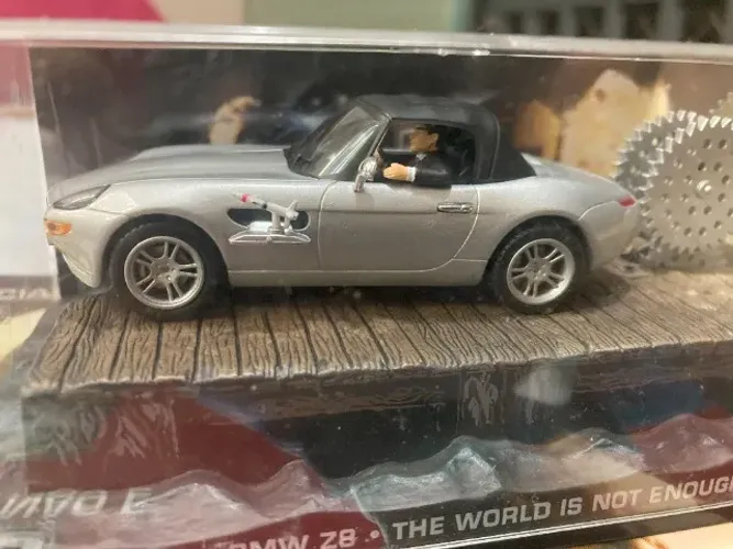 Miniatura BMW Z8 James Bond 007 O mundo não é o bastante 1:43 Ed.04