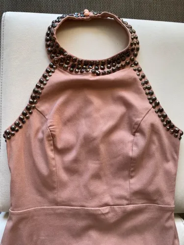 Vestido rosa claro com detalhes em pedrarias P
