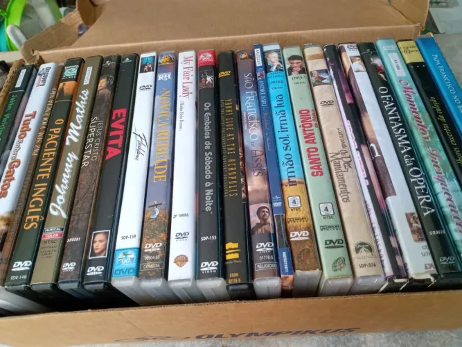 Coleção de DVDs de filmes e musicais