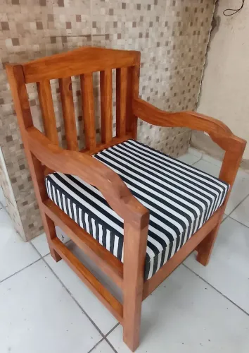Poltrona rústica em madeira pinus 