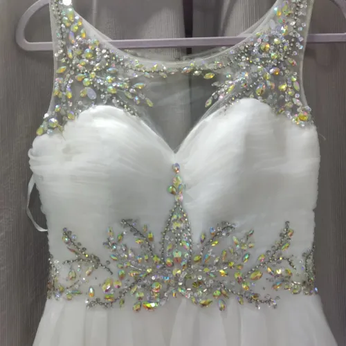VESTIDO BRANCO EM PEDRARIA CURTO