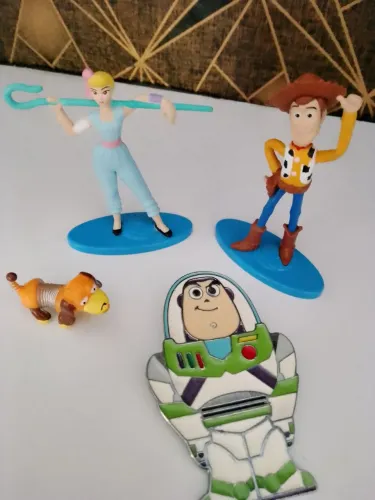 Bonecos toy Story e boton do Buzz