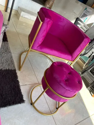 Poltrona Betina e Puff Torre em Veludo Rosa com Detalhes Dourados
