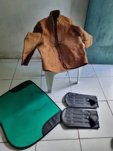 Conjunto para Cavalo: Manta, perneira e Gibao de couro 