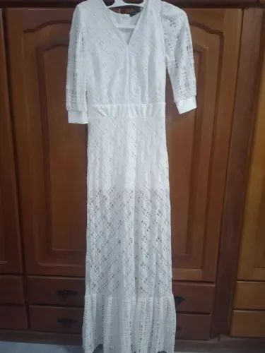 Vestido rendado,com forro de short