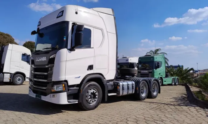 SCANIA R560 A6X4 BRANCO.