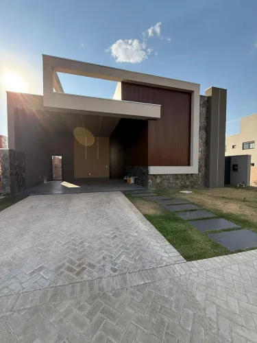 Casa Térrea Villa Jardim | Terreno Declive - 3 Suítes - À venda