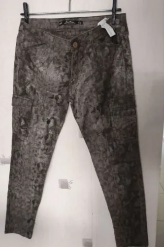 ZARA calça RESINADA camuflada tam eur38 95,00<br>sem uso <br>com strach<br>skinny