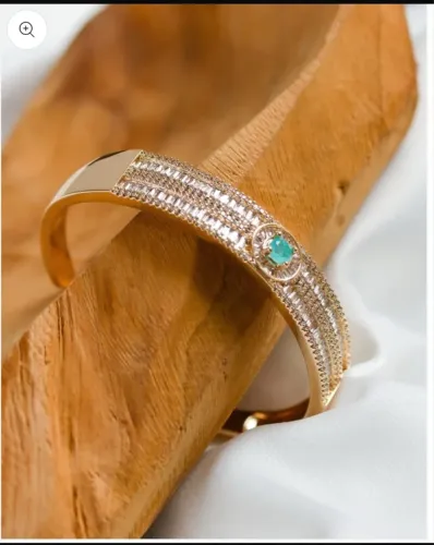 Bracelete alta joalheira com esmeralda verde