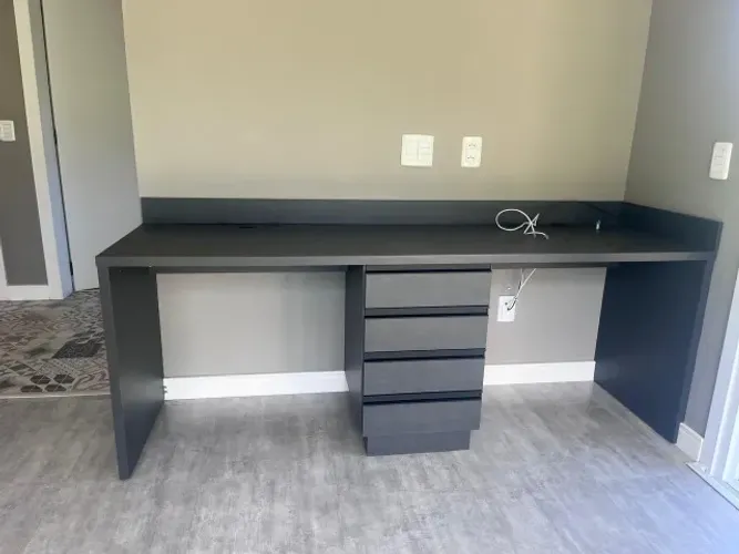 Móvel de escritório com gavetas