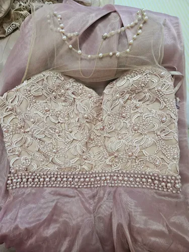 Vestido de festa bordado com pérolas
