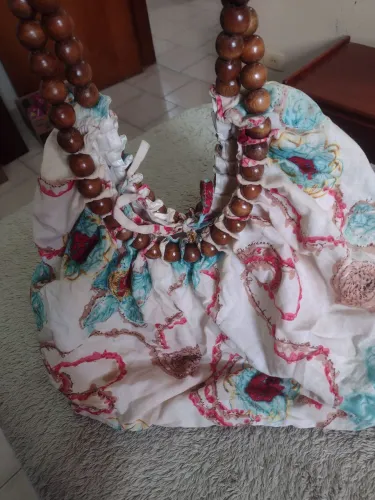 Vendo linda bolsa de tecido boho vintage com alça de madeira 