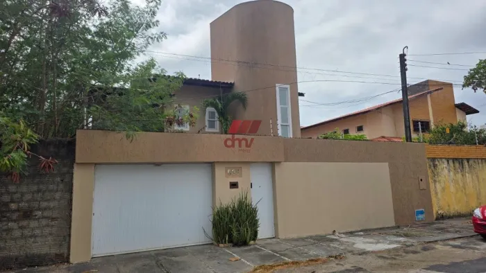 Bela casa de dois pavimentos no Cocó