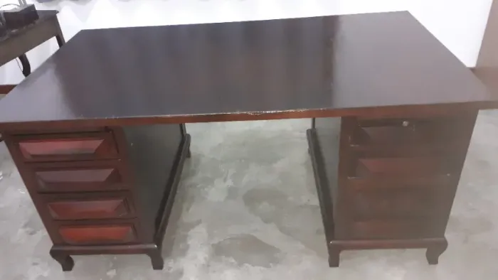 Bela e Robusta Antiga Escrivaninha CIMO com 08 gavetas