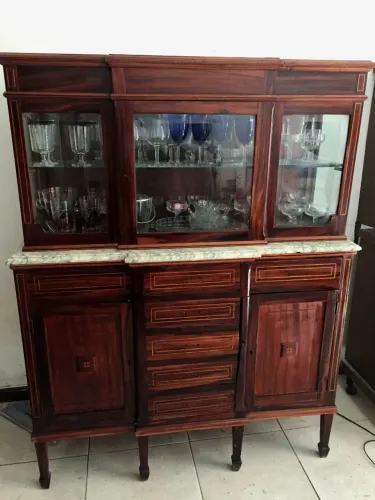 Antiga Vitrine de Madeira com Detalhes em Marchetaria