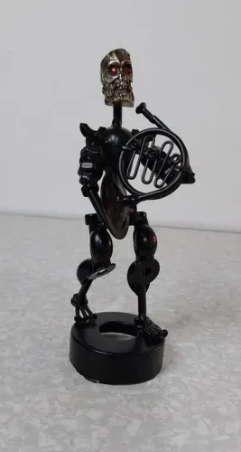 Escultura de Metal de Caveira com Trompa com 18cm de altura e 250g