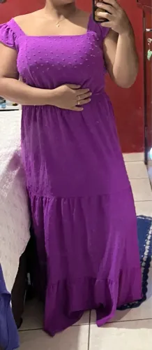 Vestido longo roxo com detalhes em relevo