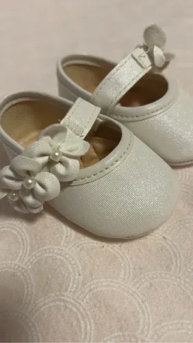 Sapatinhos de bebê pérola com detalhes de flor